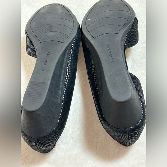 Bandolino Classic Black Glossy and Textured Wedge Heel Pumps - Picture 6 of 10